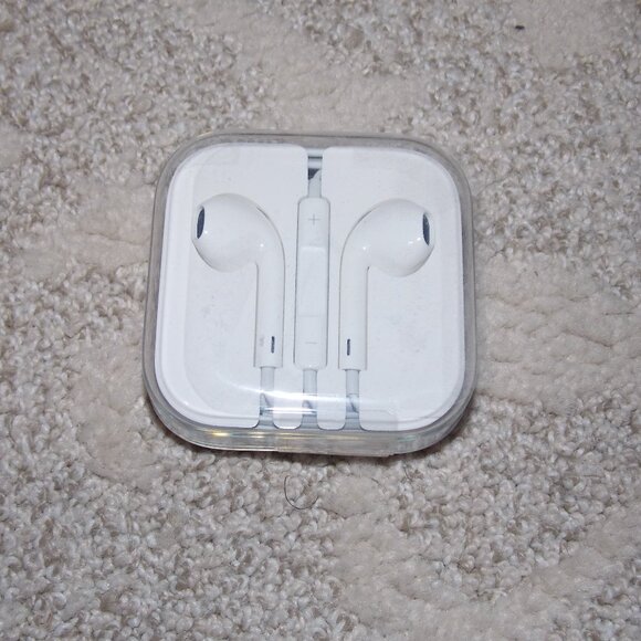 Apple Earbuds Genuine 3.5mm Plug Wired With Case New Sealed - Picture 1 of 4